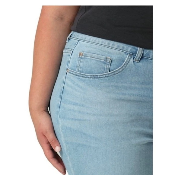 Lee Women's Plus Midrise Relaxed Fit Straight Leg Jean, Size 24WM(Medium), Blue - Picture 5 of 5